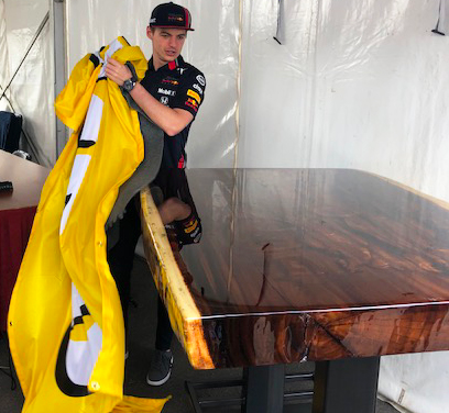 MEUBELBEDRIJF ‘ZWAARTAFELEN’ VERVAARDIGT BIJZONDERE TAFEL VOOR MAX VERSTAPPEN