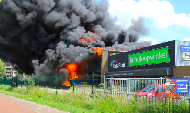 Vliegveldbrandweer ingezet bij brand Berkelrode Meubel