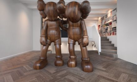 Reflex Amsterdam opent tweede locatie met KAWS sculptuur