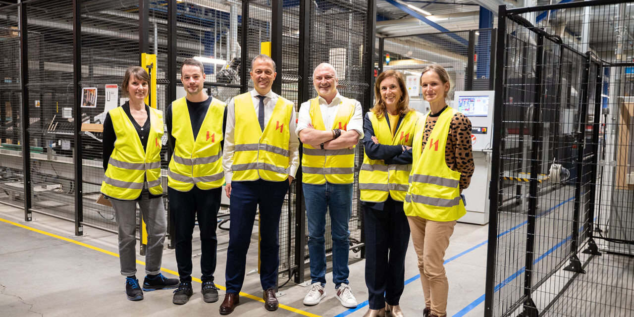 Bezoek van Egbert Lachaert bij meubelfabriek Van Hoecke 